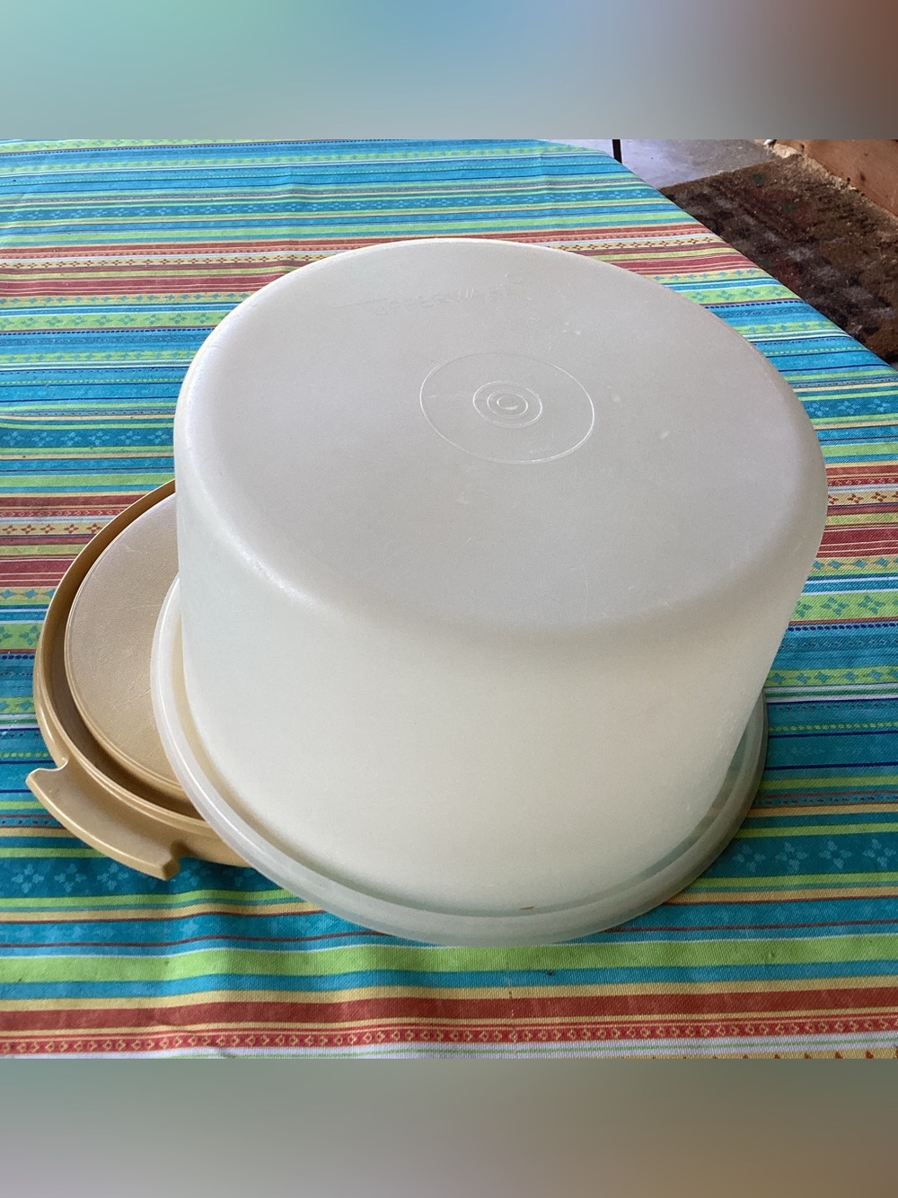 Tupperware Vintage Round Cake Taker - small size in Harvest Gold